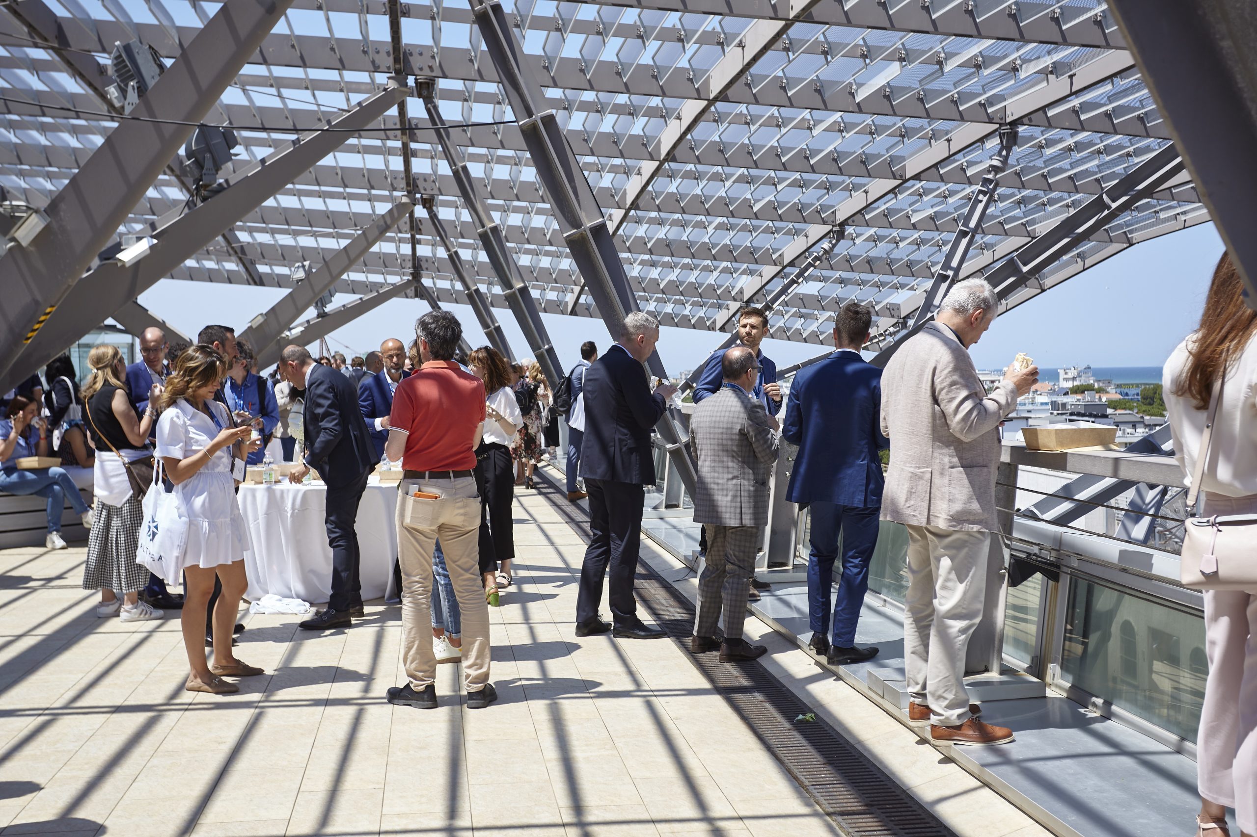Persone che chiacchierano durante un break sulla terrazza panoramica