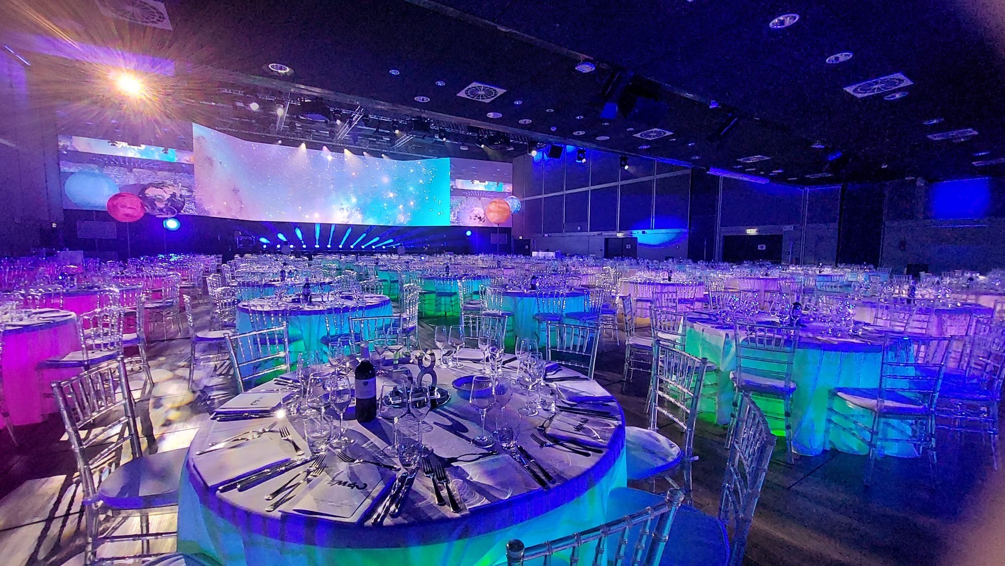 Sala Concordia illuminata allestita per cena di gala