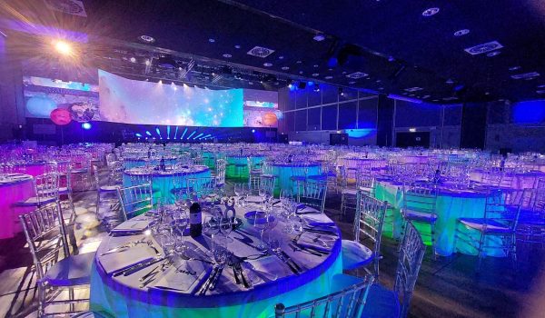 Sala Concordia illuminata allestita per cena di gala