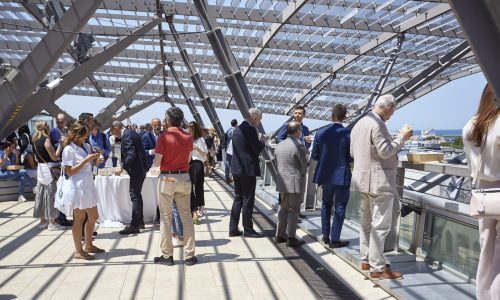 Persone che chiacchierano durante un break sulla terrazza panoramica